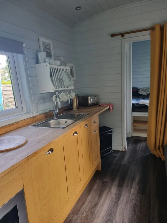 Glamping Hut - Riverview 3