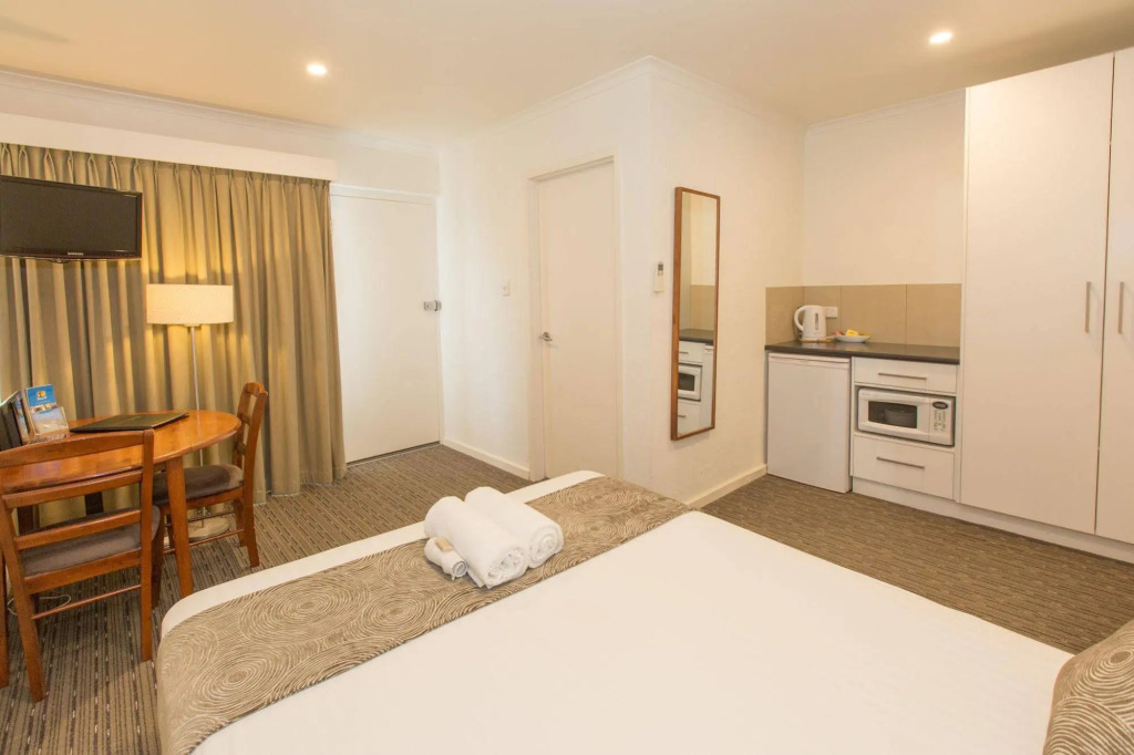 Bay 10 - Suites and Apartments