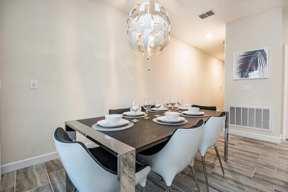 4 Bdrm With Private Pool