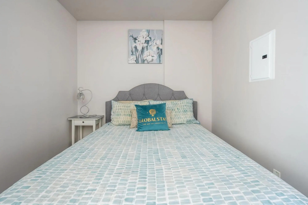 Modern Bright 1Br+Den Unit Downtown