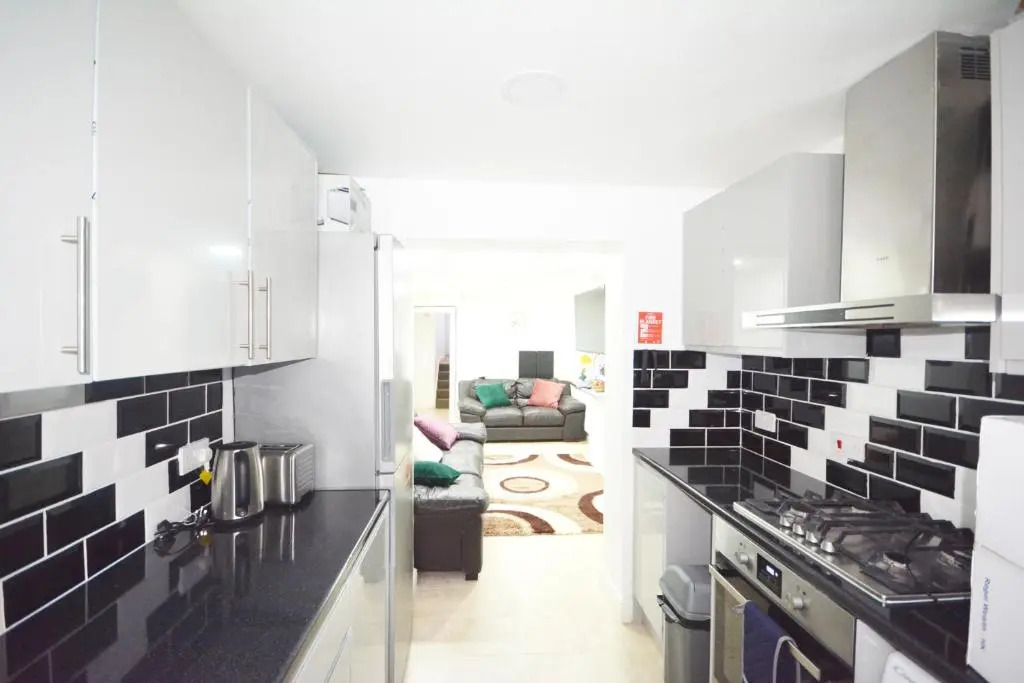 London Zone 2 Three Bedroom Apartment
