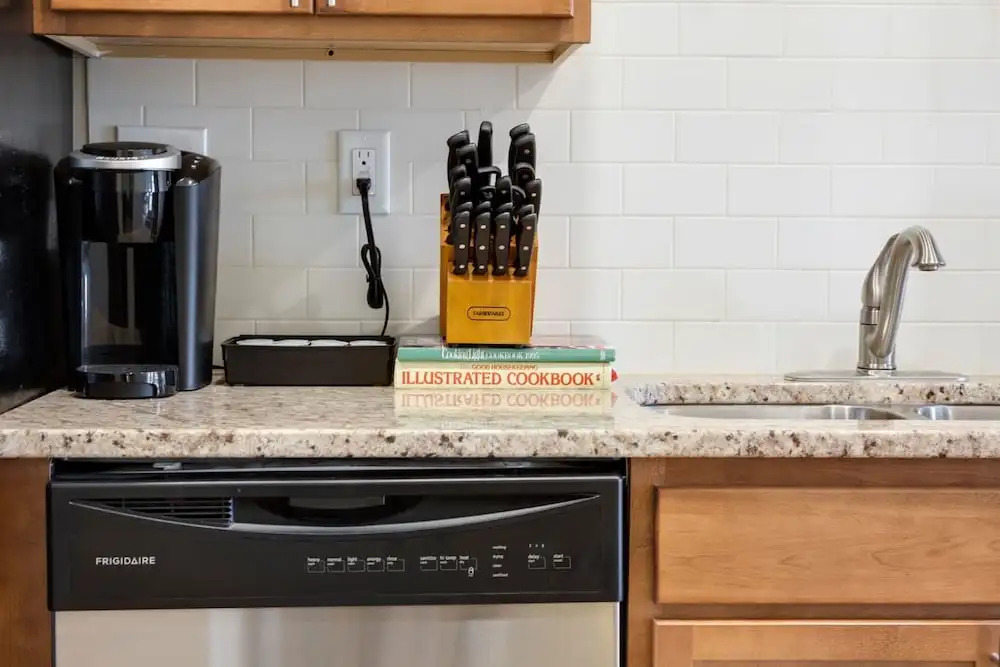 Open Concept Loft Near Uptown & Stadium