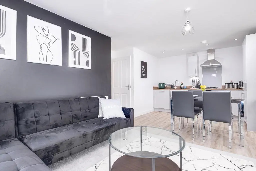 MAEVELA Apartments - Luxurious 2 Bedroom Apartment - Close to 02 Academy Birmingham - L Shape Sofa - FREE PARKING & NETFLIX - City Centre
