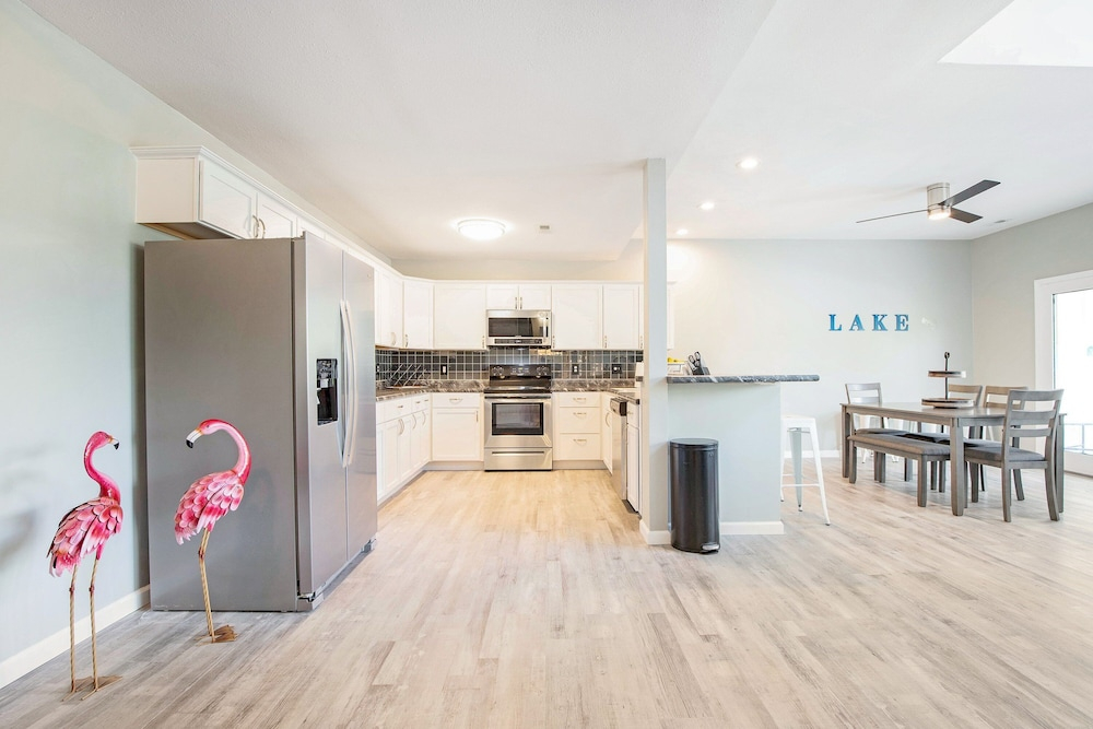 Sleeps 30! Decks, Docks & Lake Life!