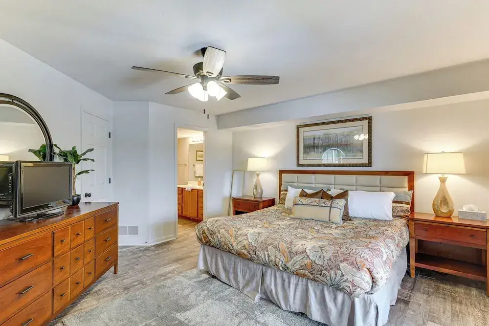 Waterfront Balcony! Condo on Lake of the Ozarks