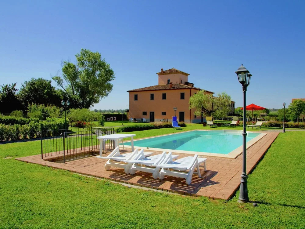 Splendid Farmhouse in Cortona With Swimming Pool