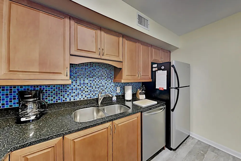 Lovely Surfside Shores Gem: Beach Access & Pool 2 Bedroom Condo