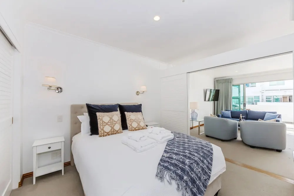 Elegant 2BR Princes Wharf Apartment