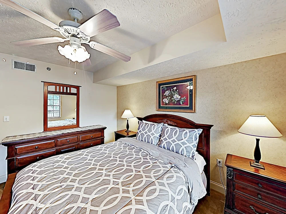 New Listing! Smoky Mountain Near Downtown 2 Bedroom Condo