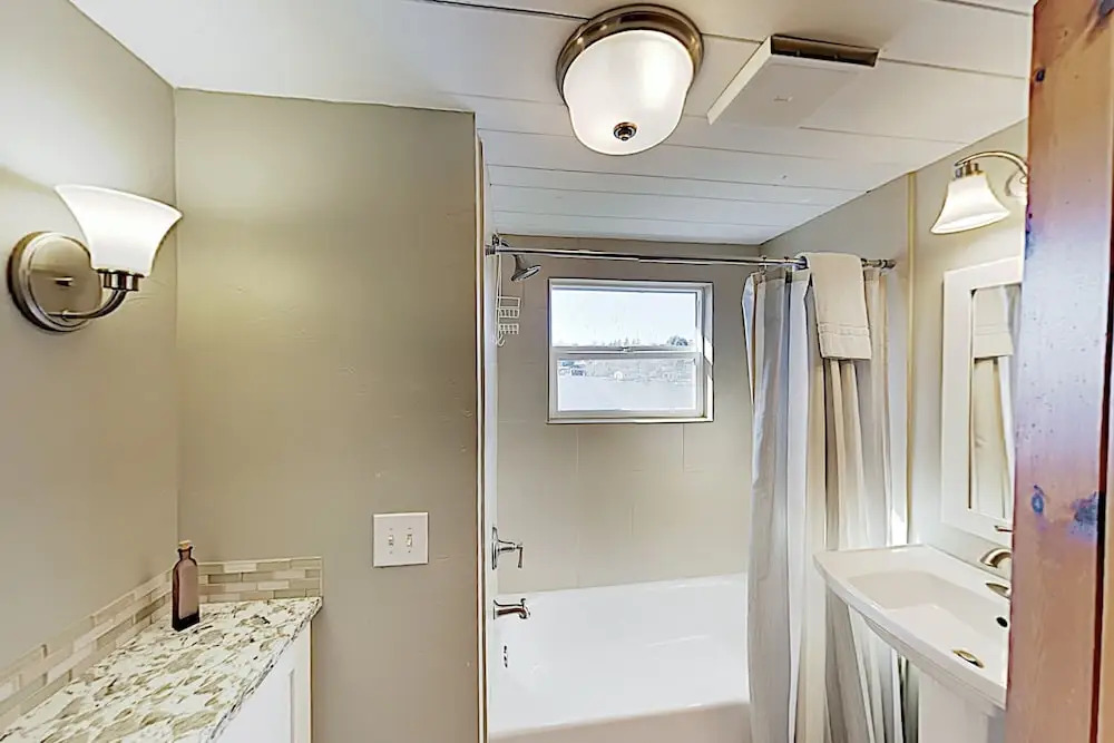 Hidden Gem: 1-acre Lakefront W/ Hot Tub, Dock 4 Bedroom Home