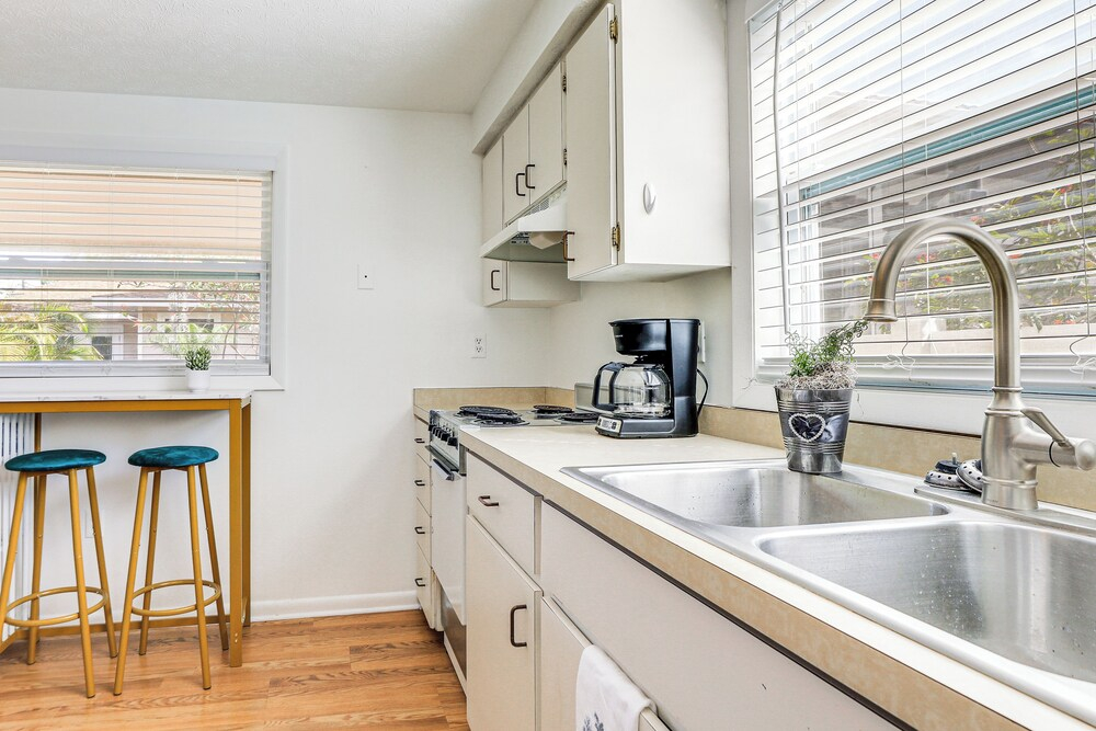 Inviting Sarasota Cottage: 5 Mi to Beach Access!