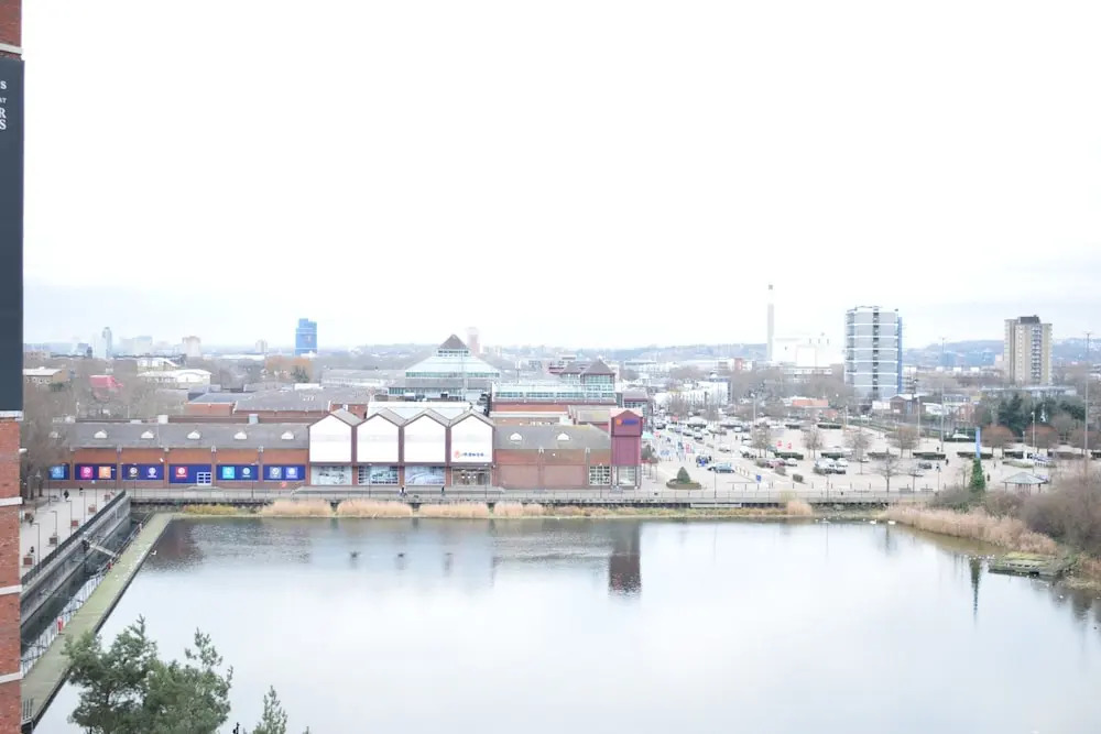 Idyllic 2 Bed Flat with Balcony in Canada Water