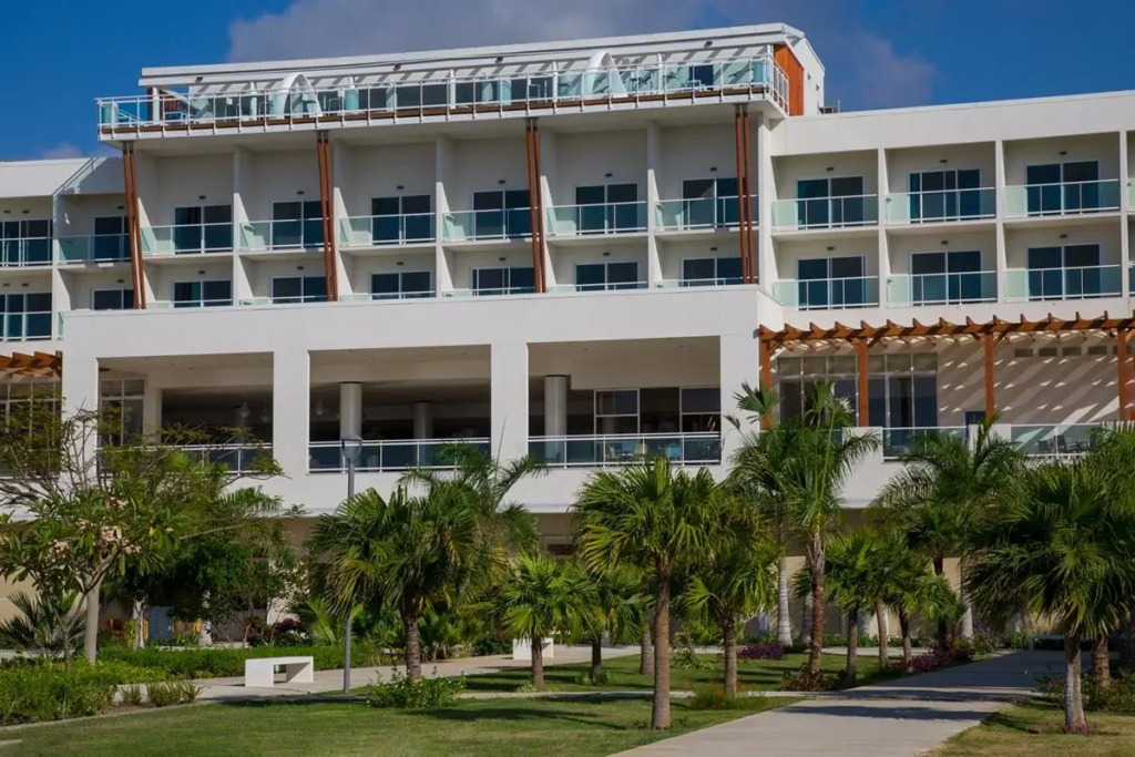 Gran Muthu Almirante Beach