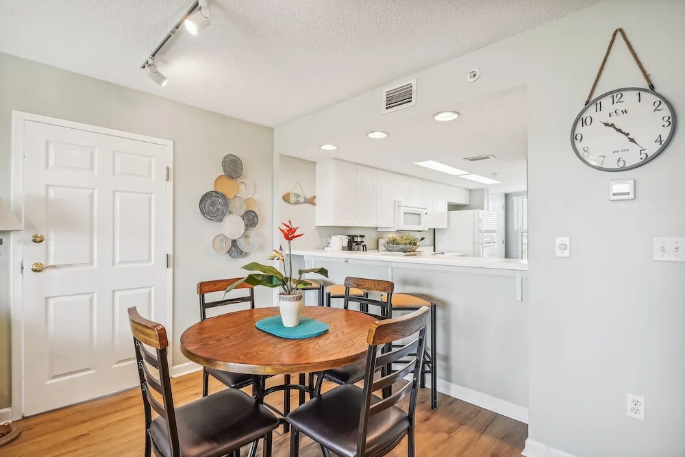 Seacrest 715B is a 2 BR Gulfside on Okaloosa Island by RedAwning