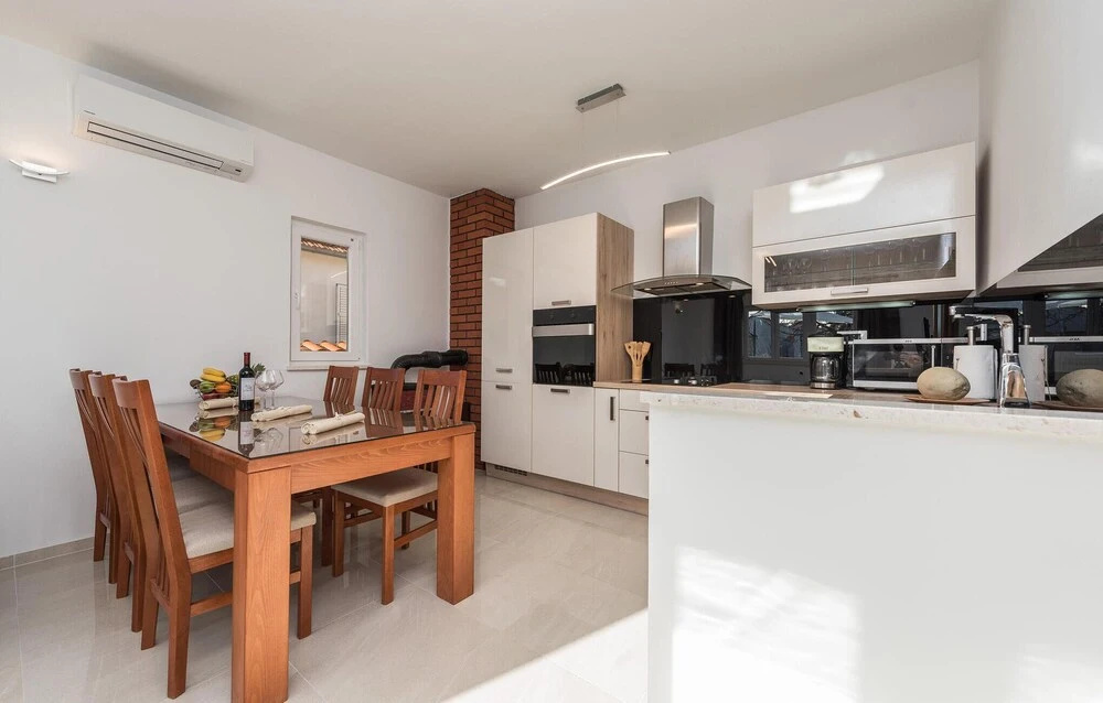 Nice Home In Vrsi With Wifi