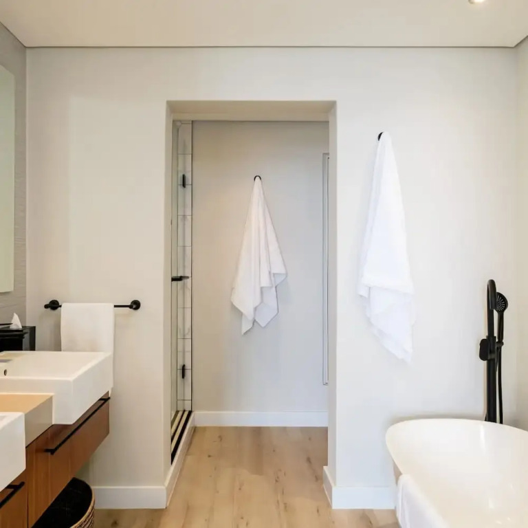 Waterfront Elegance at Harbour Bridge 413