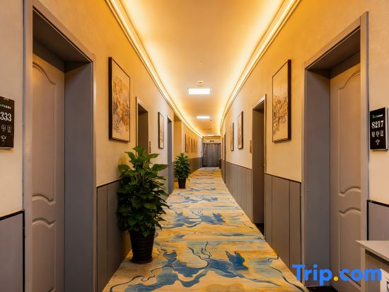 Tuwo Holiday Hotel (Qinghai Sports Center Wanda Plaza Branch)