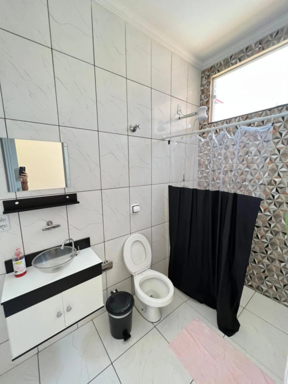 Casa c/ quartos separados + churrasqueira ampla.