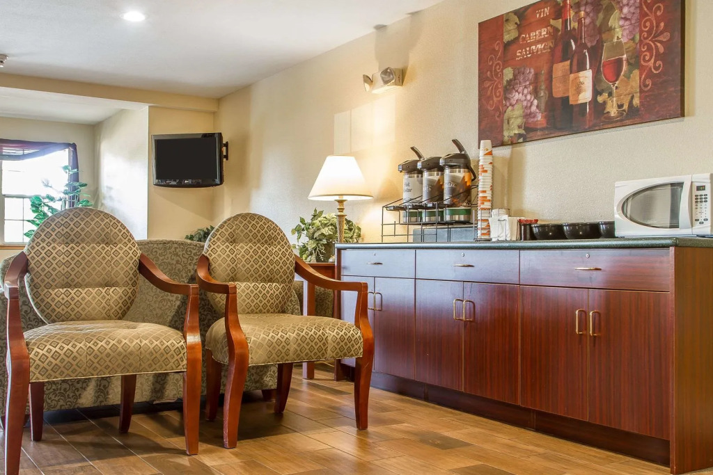 Econo Lodge Inn & Suites Santa Rosa South