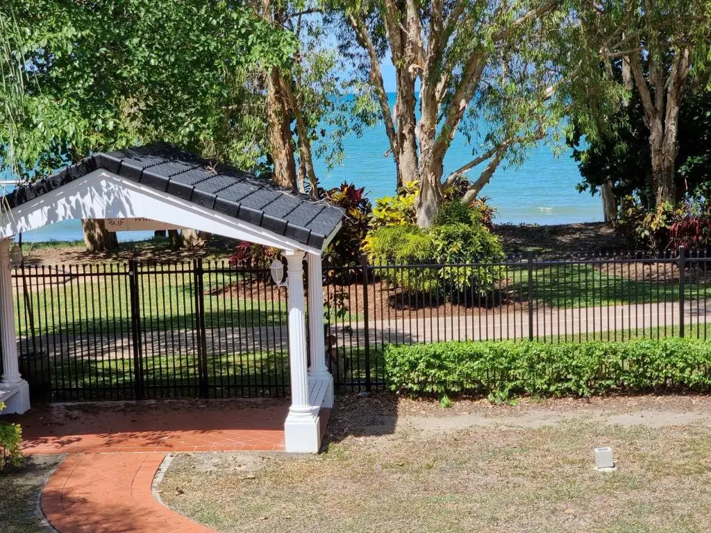 Willow Garden Stays Cairns - Beachfront 4 Bedroom Luxury Holiday Home