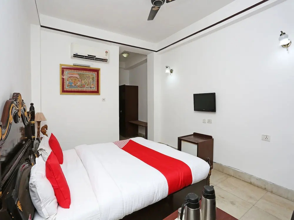 OYO Capital O 5879 Radha Damodar Residency