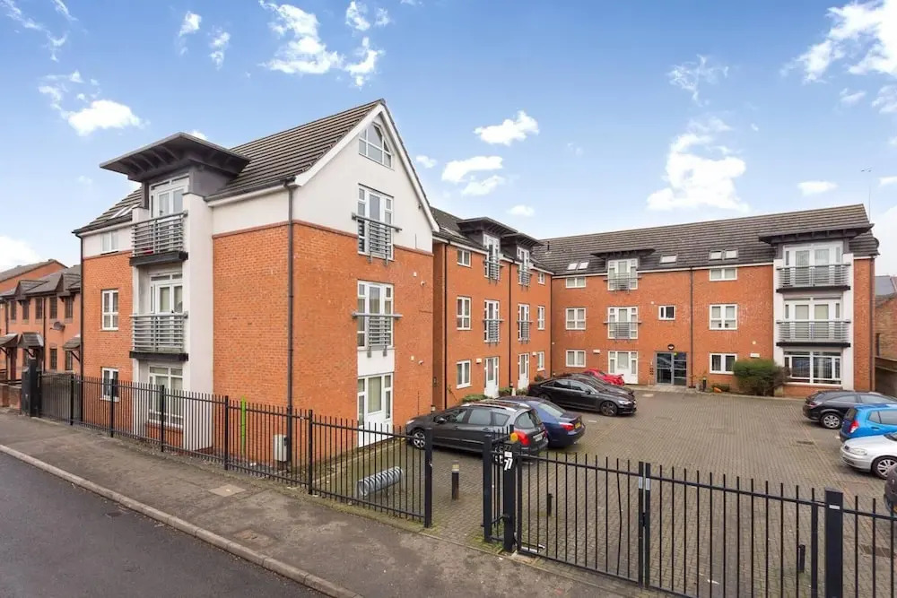 Impeccable 2-bed Apartment in Derby, England