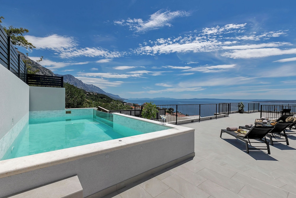 Villa Roof pool
