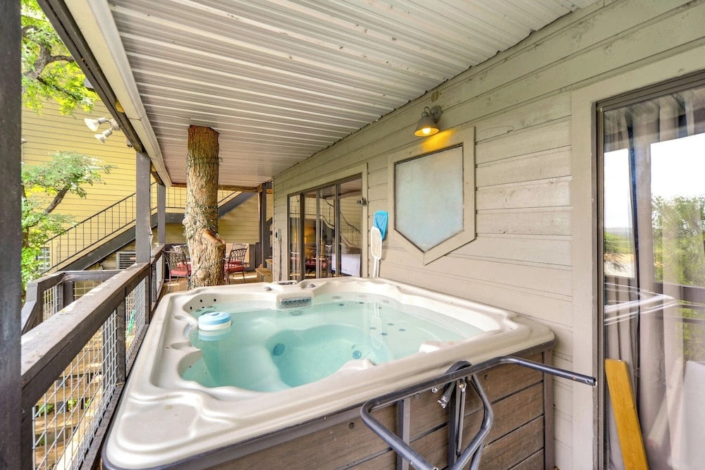 Lakefront Home: Hot Tub & Game Room in Spicewood