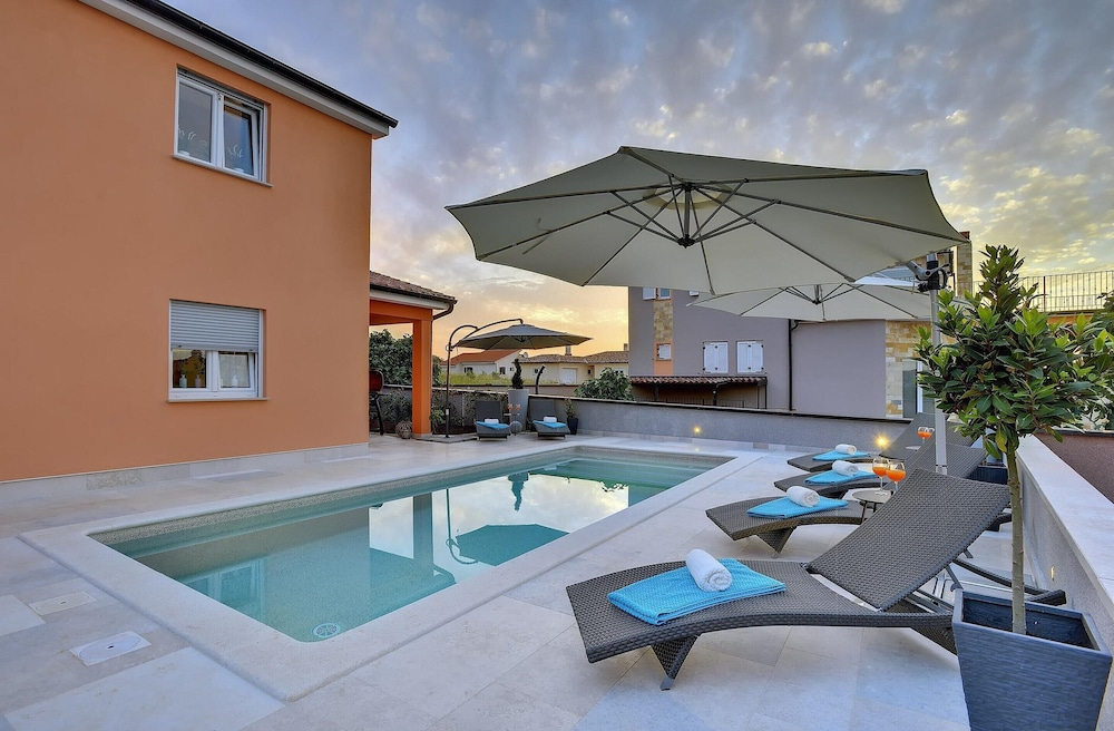 Villa in Pula with Pool & Parasol