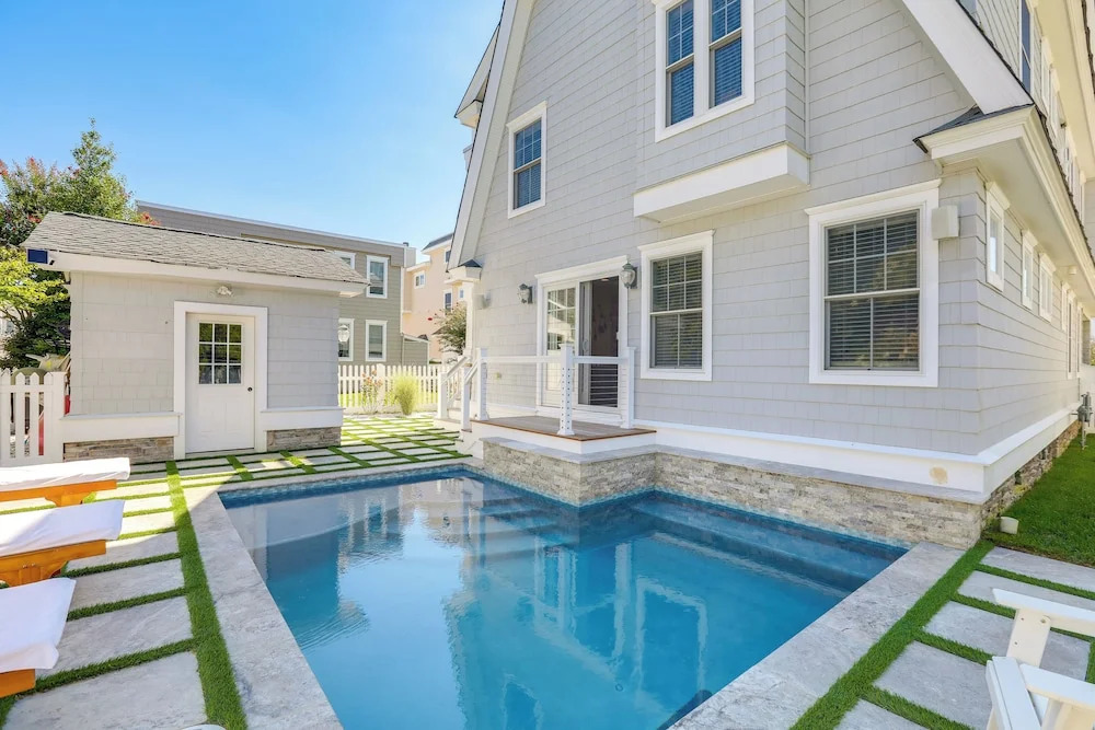 Spacious Avalon Beach House - 2 Blocks to Water!