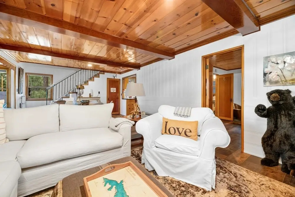 40 - Waterfront Retreat 4 Bedroom Home by Redawning