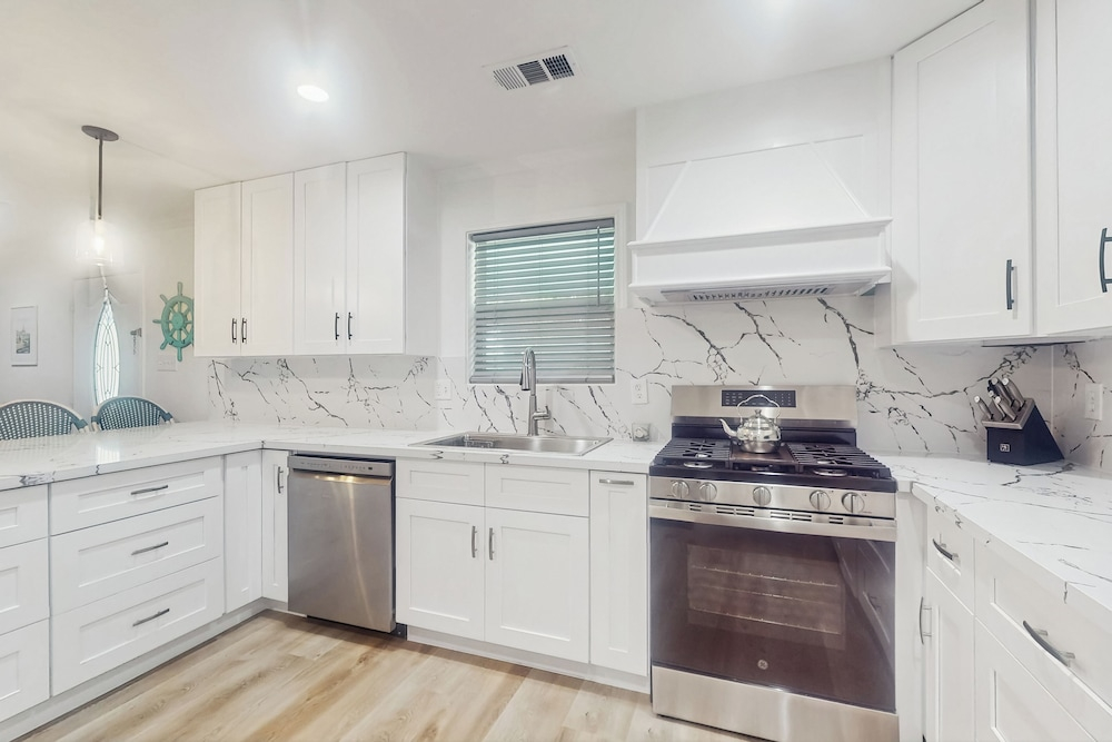 3BR Coastal Home w/ Coastal Design- Steps to Sand