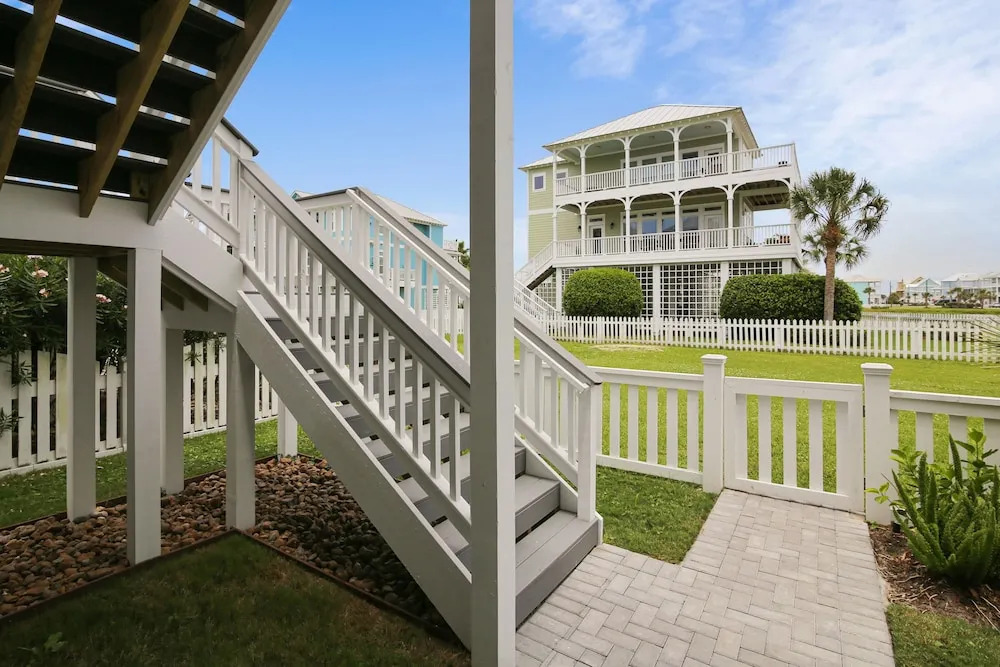 The Conch Castle 5 Bedroom Home