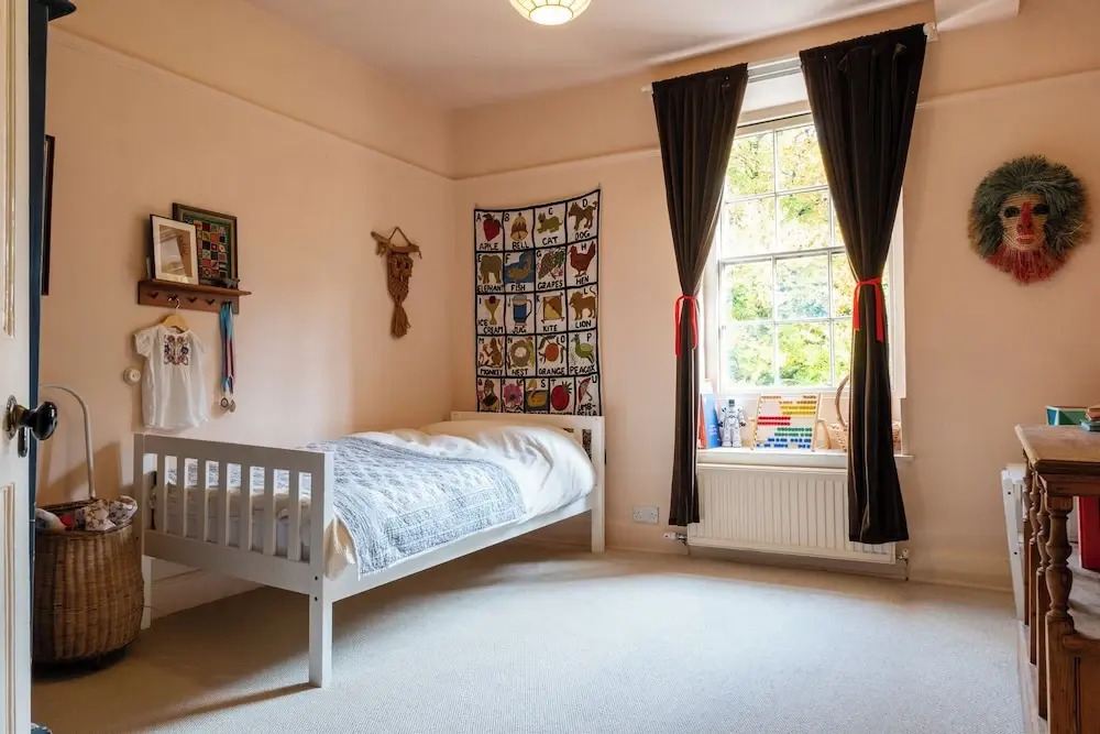 Stunning 8-Bedroom Home in Painswick