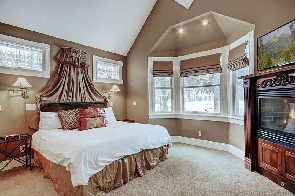 Ridge Street Lookout - Private Home by RedAwning
