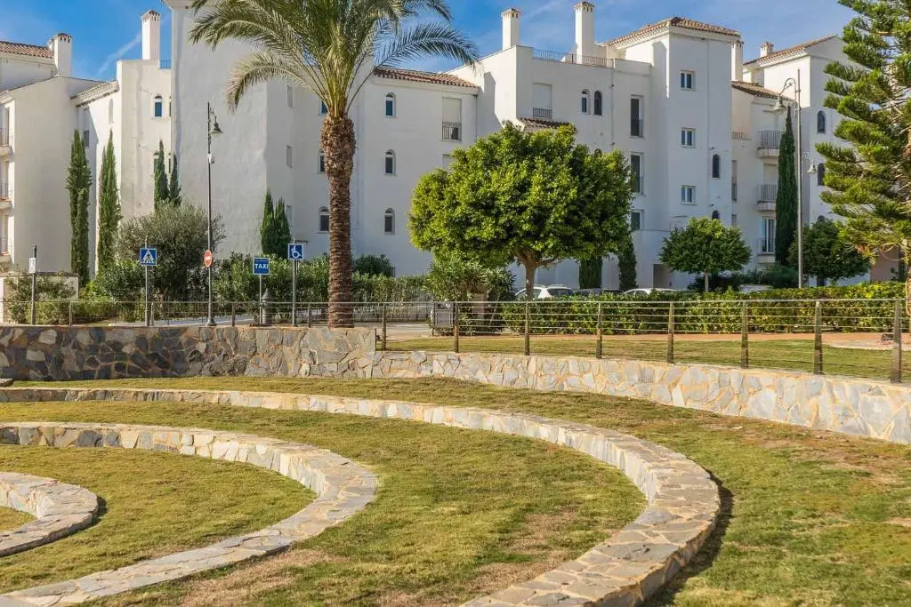2 Bedroom Apartment with Stunning Views Central Location - AN1221LT