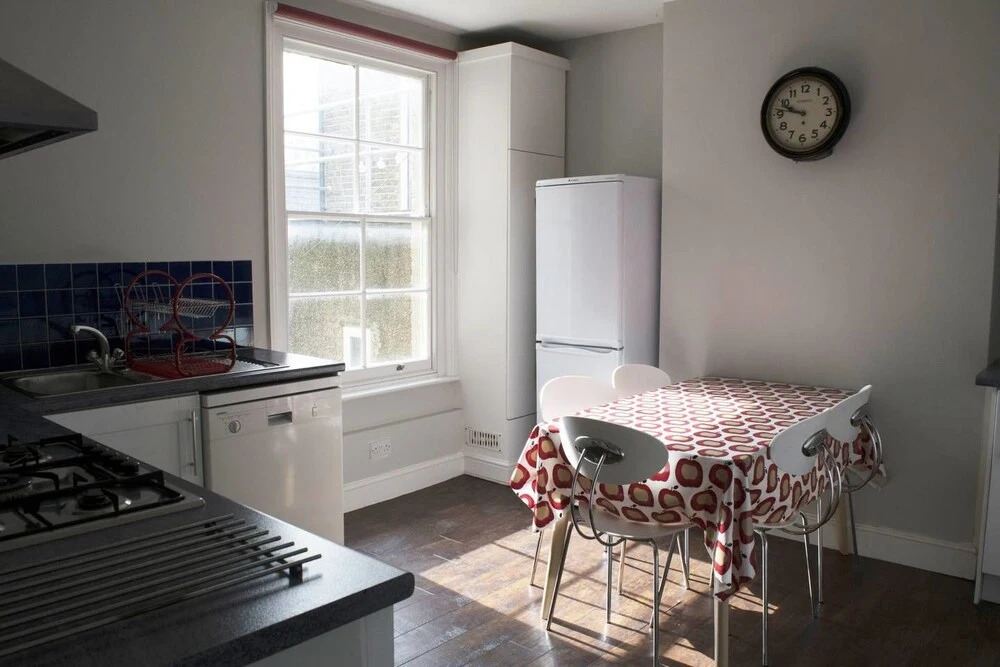 Trendy 2BR Home in Heart of Chiswick, 4 Guests!