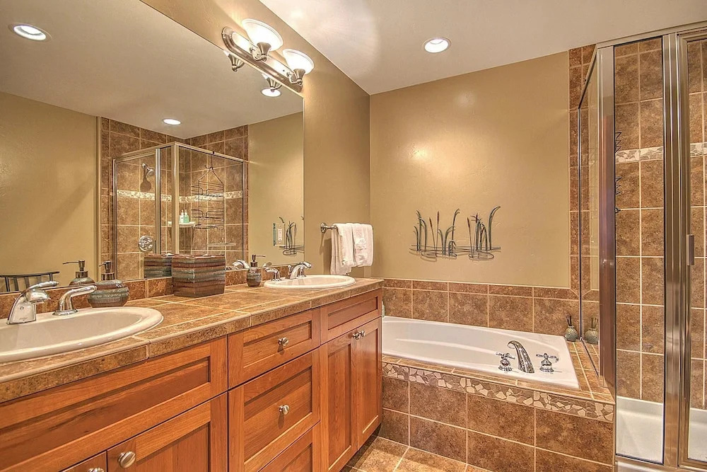 Highland Greens Oak 4 Br townhouse by RedAwning
