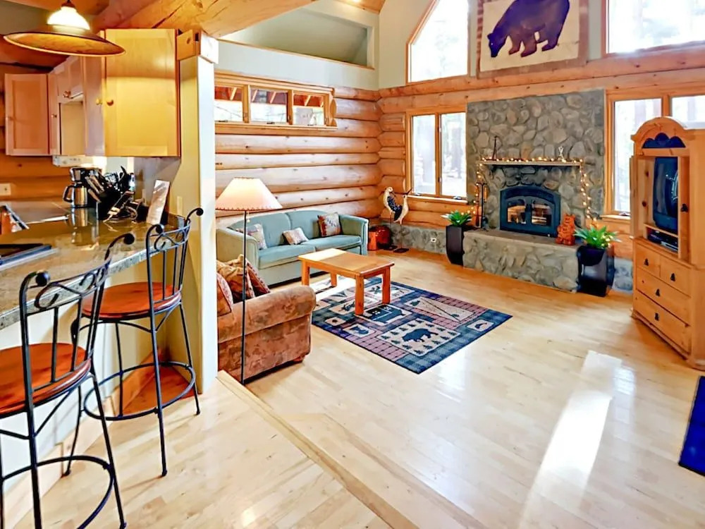 3BR Custom Handmade Log Home by RedAwning