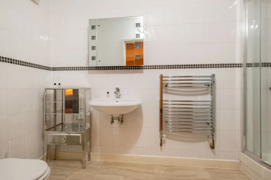 The Southwick Sanctuary - Large & Modern 6BDR Home with Private Terrace