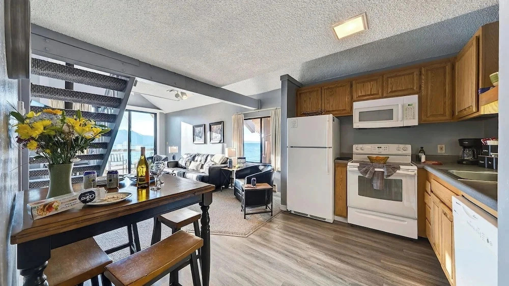 Beach Front Perch by Avantstay Lakefront Condo + Views + Near Dining and Skiing