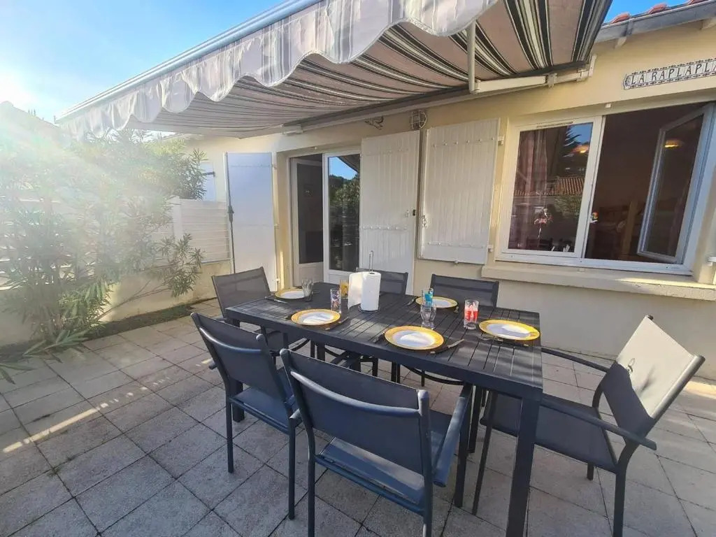 Maison de Vacances avec Terrasse Dallée, 6 Couchages, à Deux Pas de lOcéan à St-Jean-de-Monts - FR-1-224C-94