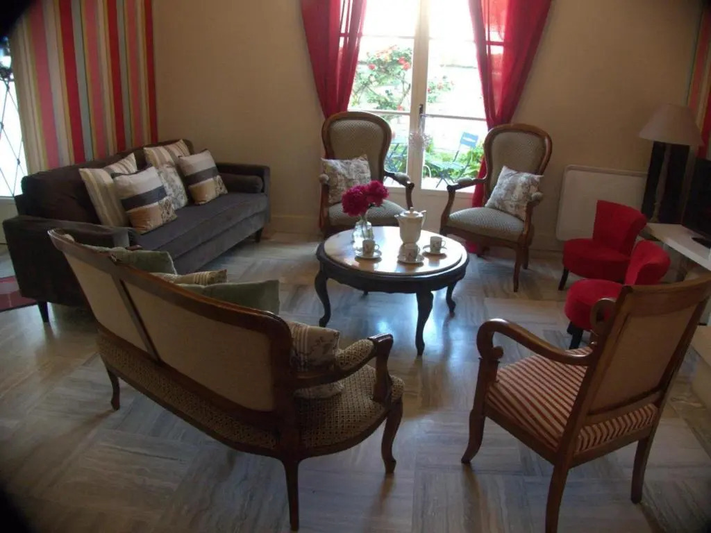 Gîte Moderne 10 Pers. en Touraine avec Jardin, WiFi, Près de la Vienne et Vignobles de Chinon - FR-1-381-395