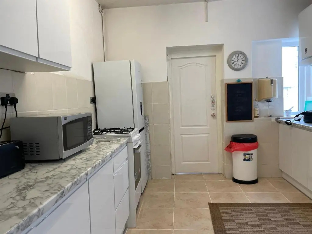 Renovated 4-bed Home, Sleeps 9 With Parking & Spa