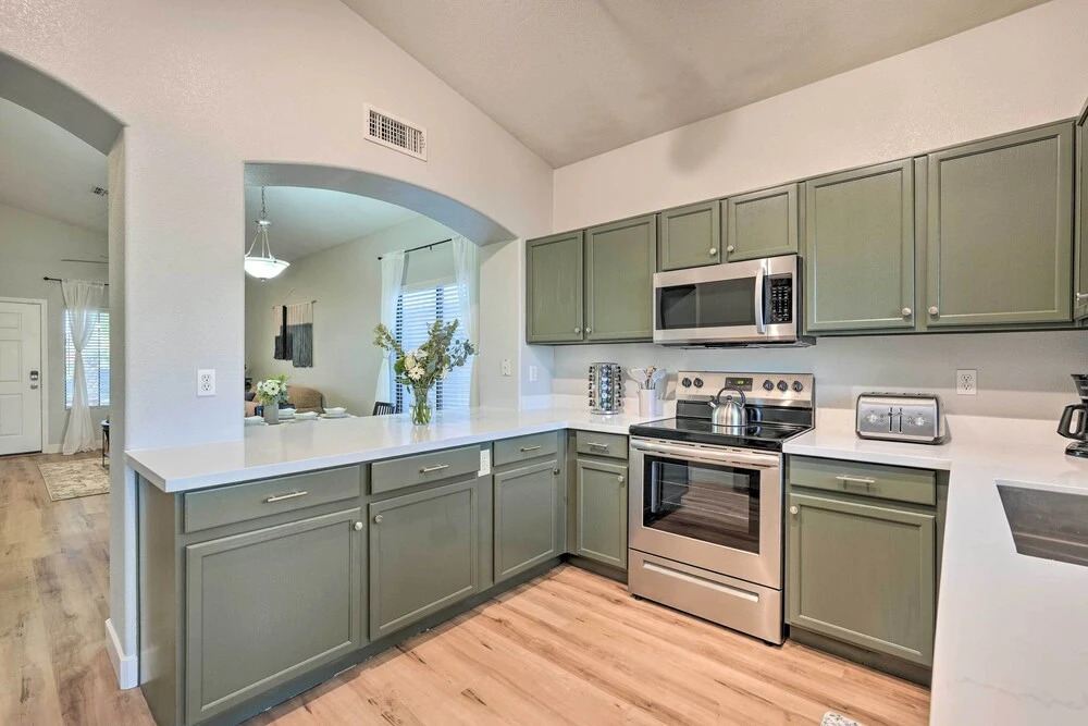 Sunlit Peoria Gem w/ Yard: Hike, Golf & Explore