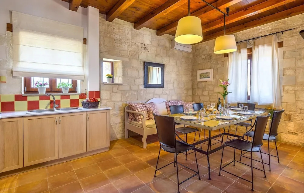 Emerald Villa 70m From the Beach