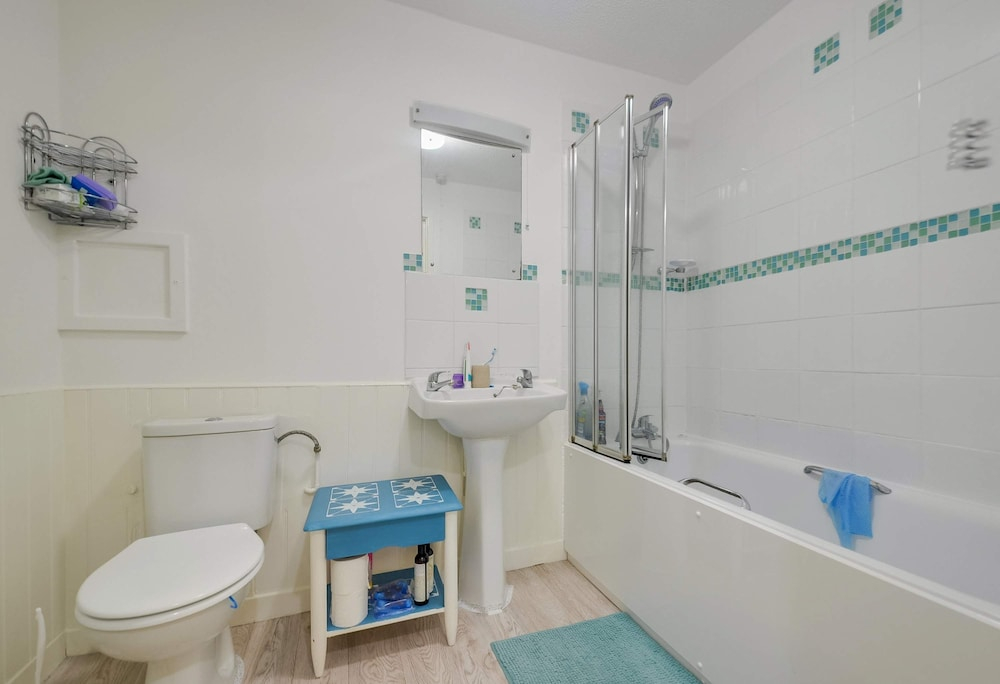 Spacious Flat With Free Parking Near Heathrow Airport