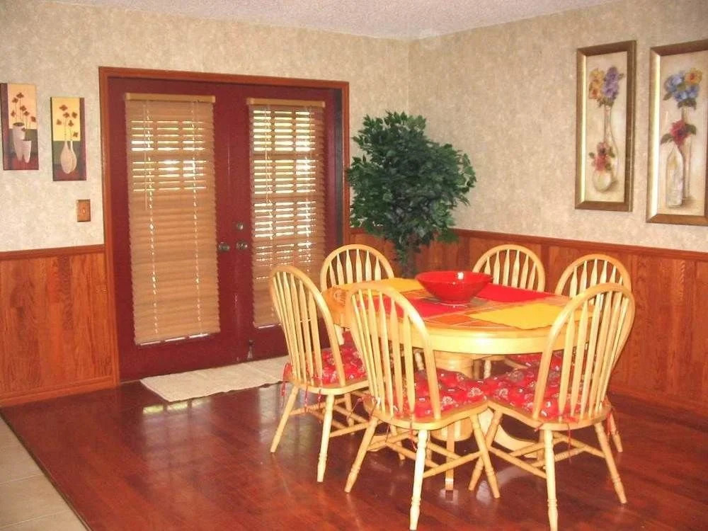 Venice Euclid Home 3 Br Home by RedAwning
