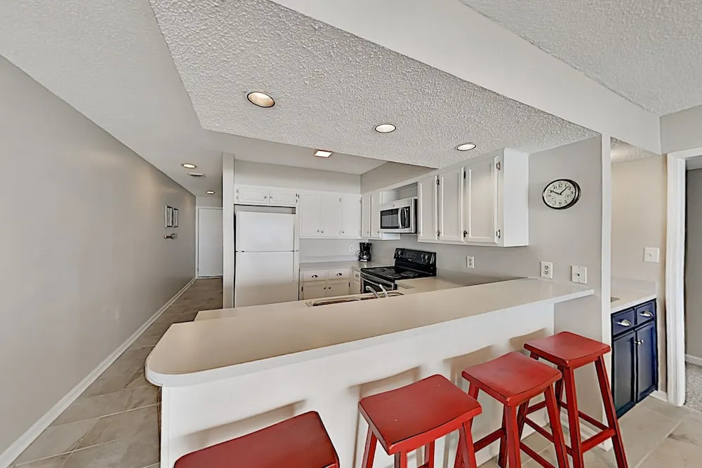 Beachfront W/ Pool: 1 Block To Main Street 3 Bedroom Condo