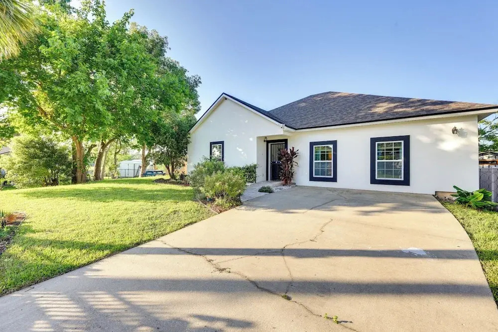 7 Mi to Dtwn Jacksonville: Riverfront Home w/ Deck